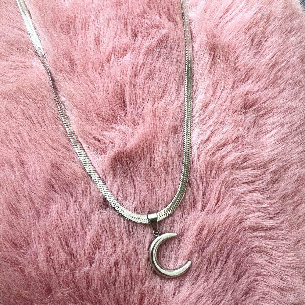 Silver La Luna necklace 🌙
